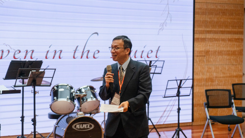 北科大白敦文副校長於「Woven in the Quiet・息未盡，歌已起」音樂交流活動演出前致詞，歡迎哈佛大學 The Radcliffe Pitches 蒞校獻聲。