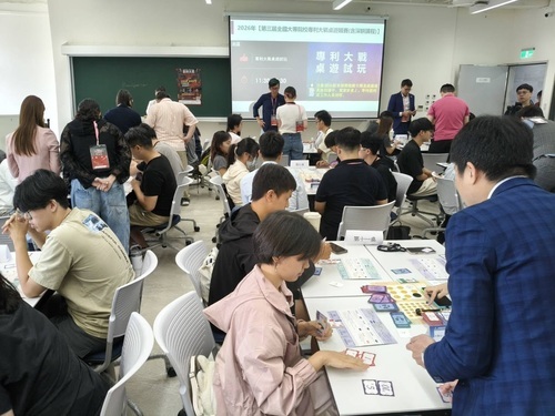 學生透過專利桌遊實戰學習智財攻防策略。