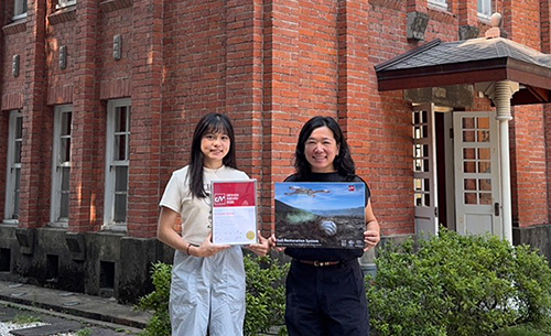 學生與指導老師合影，展示國際設計競賽獲獎證書及作品。