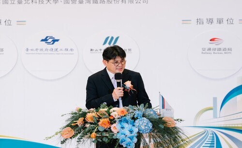 交通部鐵道局局長楊正君致詞，肯定學院串聯研發與營運應用，提升鐵道技術自主及安全品質。