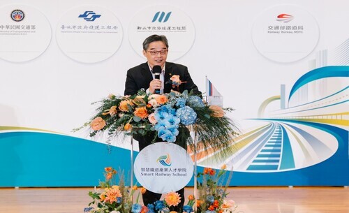 臺北市政府捷運工程局局長鄭德發致詞，強調智慧科技與工程實務人才培育的重要性。
