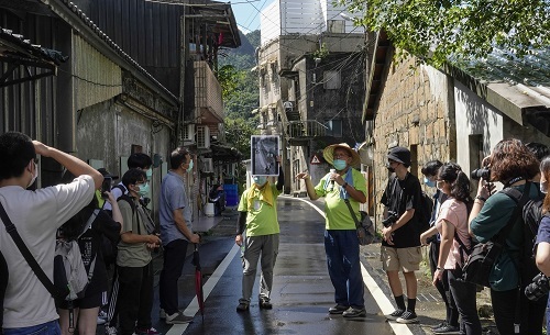 北科大學生在猴硐移地上課場景（攝影家黃子明拍攝，時為北科大猴硐影像USR計畫指導業師）。