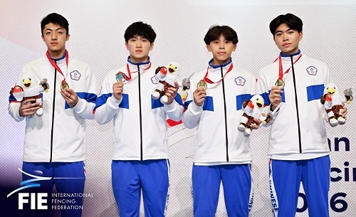 青年男子銳劍團體金牌選手合影，北科大電機系學生劉瀚文（右一）為校爭光。（圖片提供：中華民國擊劍協會）