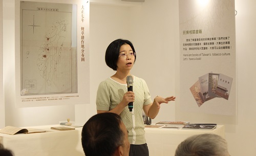 「彼時・菸葉黃了！」策展人、北科大文化事業發展系副教授陳涵秀長期投入臺灣菸業文化動態保存行動。（攝影：王映涵）