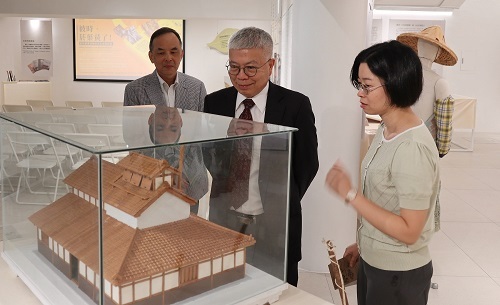 北科大「彼時・菸葉黃了！」展出國寶級工藝師陳振龍打造的大阪式菸樓建築模型。
