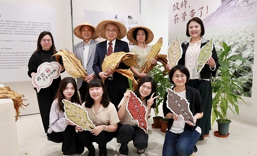 北科大「彼時・菸葉黃了！」開幕師長學生合影。