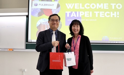 北科大副校長楊重光（左）與美國IEA訪團代表、南伊利諾大學愛德華村分校國際長魏斯哈爾（Mary Weishaar）相互贈禮。