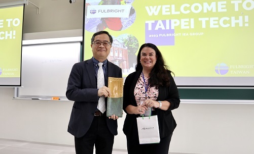 北科大副校長楊重光（左）與美國IEA訪團副代表、南佛羅里達大學聖彼得堡分校國際長貝克（Wendy Baker）相互贈禮。