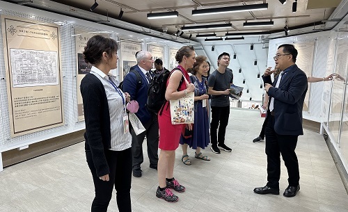 北科大副校長楊重光（右）為美國IEA訪團導覽忠孝藝文廊道。