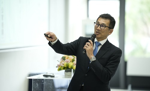 新晃工業人事部副部長高田啓介與學生詳細解說實習內容。