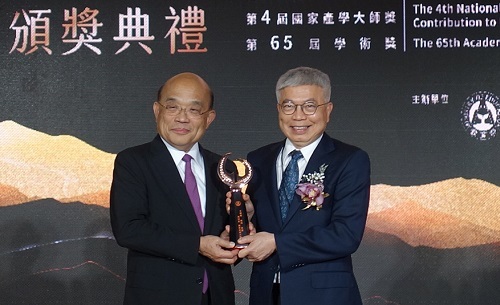 行政院長蘇貞昌（左）頒發國家產學大師獎予北科大講座教授王錫福。