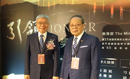 北科大講座教授王錫福（左）與總統府資政顏志發合影。