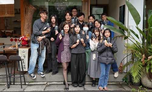 開幕茶會，北科大互動設計學系職碩班同學合照。