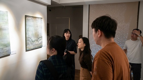 藝術家現場導覽三件平面作品與創作背景資訊，圖為作品《支流二》。