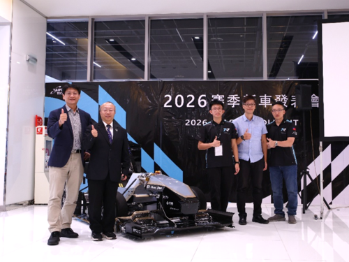 北科大TTR學生方程式賽車隊發表第九代全新賽車TTR9，師長與車隊成員共同合影