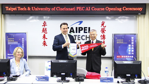 北科大王錫福校長與辛辛那提大學工程與應用科技學院長Paul Orkwis互贈禮品。