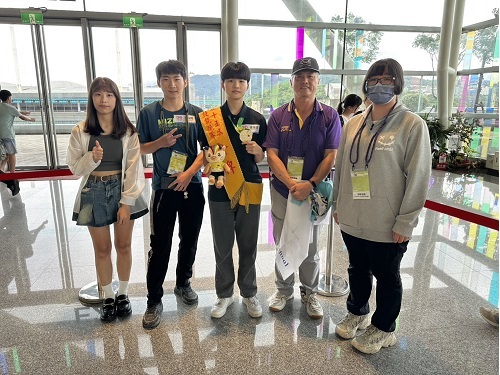 技優三陳卉珊 協助指導 泰山高中學生張瑜嫻與王柯翔