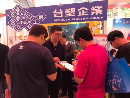 台北科技大學今天舉辦108年校園企業徵才博覽會，今年北科首度與1111人力銀行合作線上就業博覽會，提供無經驗的職場新鮮人月薪35K以上職缺超過1萬個，加計現場參與企業釋出超過6000個工作機會，合計超過1萬6000個職缺。