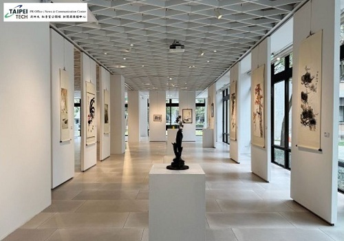 展出多件動植物題材的水墨與雕塑作品，其中部分為臺北工專時期校友捐贈的典藏墨畫。