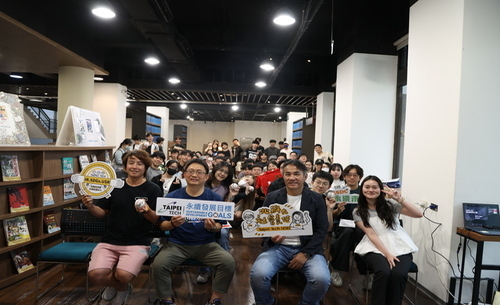 圖5.講座圓滿落幕,現場師生與張泰山開心合影,象徵運動精神與大學社會責任理念的交會。