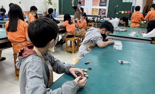 新生國小學生學習辨識8種木材，包含4種臺灣材、4種進口材。