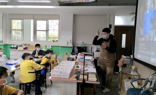 木創中心種子教師向武功國小學生傳達傳統木藝師的工法與理念。