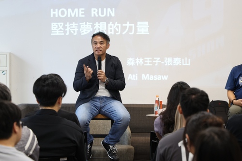 張泰山以「HOME RUN堅持夢想的力量」為題，與北科大師生分享職棒生涯心路歷程。