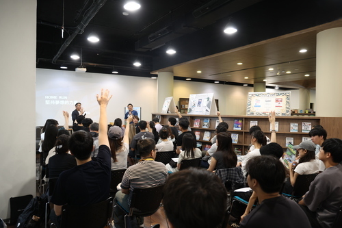 講座提問環節氣氛熱烈，北科大學生踴躍舉手發問，與張泰山近距離互動交流。