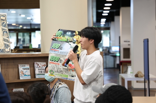 北科大學生展示張泰山職棒生涯經典紀錄海報，他表示這是阿公珍藏多年的收藏，現場也向張泰山請益提問。