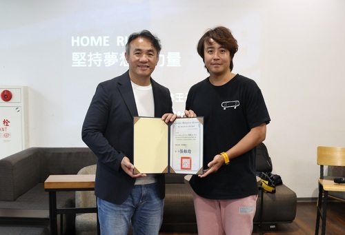 促成本場講座的工業工程與管理系李育奇老師（右），代表北科大致贈感謝狀予張泰山（左），感謝他蒞校分享運動人文教育理念。