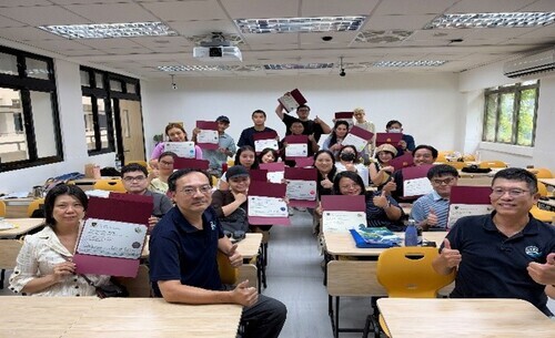 結訓取得14067碳足跡內部查證員證書的學員跟講師開心合照。