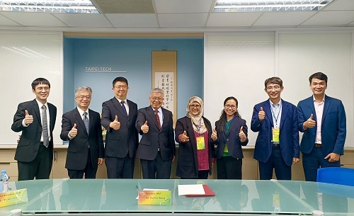 3位CIR委員匯報王錫福校長管理學院通過再次認證實地審查。圖片