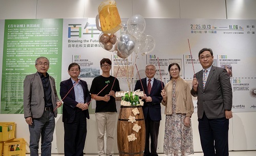 北科大文發系策劃《百年新釀：百年北科文資薪傳紀實系列特展》，「百年開甕．驚喜綻放」開甕儀式貴賓合影。圖片