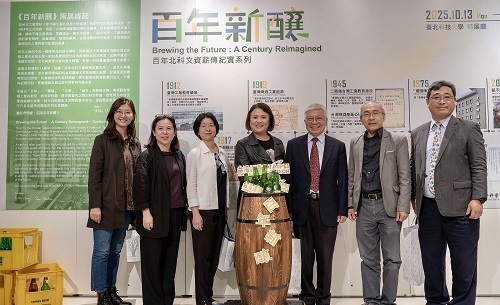 北科大《百年新釀：百年北科文資薪傳紀實系列特展》，文發系策展團隊與校長王錫福（右三起）、文化部文化資產局長陳濟民、北科大校友總會總會長張山立合影。圖片