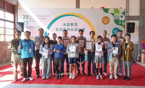 豐園北科大木創中心與林保署台中分署、台中多校合作師生，於「原木創森・木育新生」計畫成果展開幕式合影。圖片