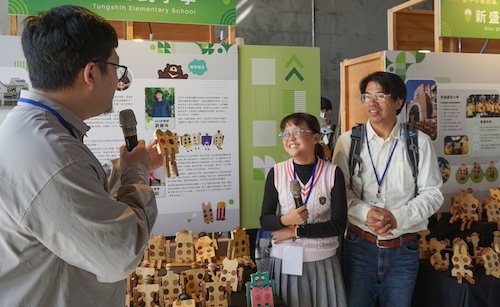 計畫參與同學於成果展介紹個人作品與心得。圖片