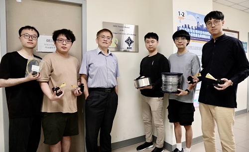 北科大光電系終身特聘教授呂海涵與研究團隊合影。