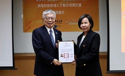 北科大校長王錫福（左）代表頒發結業證書。
