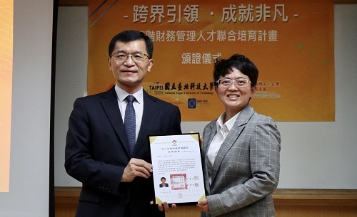 經濟部中小企業處處長何晉滄（左）代表頒發結業證書。