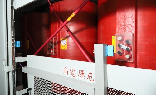 透過裝設無線熱影像模組（圖中藍色機盒），可多點監控溫度並加速傳輸速度達一・四倍。（照片提供：綠能科技聯合研發計畫）