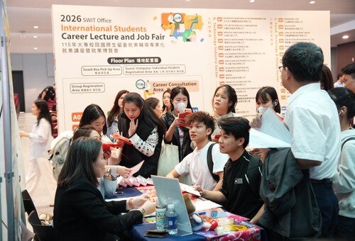 現場人潮洶湧，國際學生積極與企業代表交流