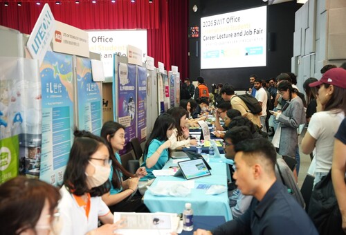 會場內絡繹不絕，國際學生自信穿梭各企業攤位