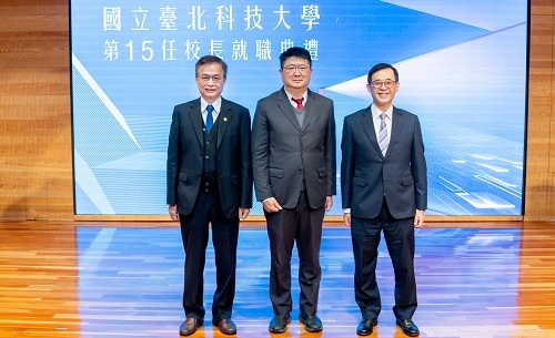 北科大前校長姚立德（右）、前代理校長黎文龍（左）與校長任貽均（中）合影。