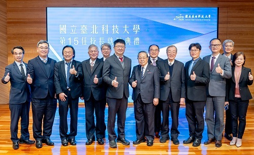 北科大校長任貽均與總統府資政顏志發、資政沈榮津、立法委員王世堅名譽博士、考試院前院長黃榮村、教育部常務次長朱俊彰等政府部會長官代表合影。