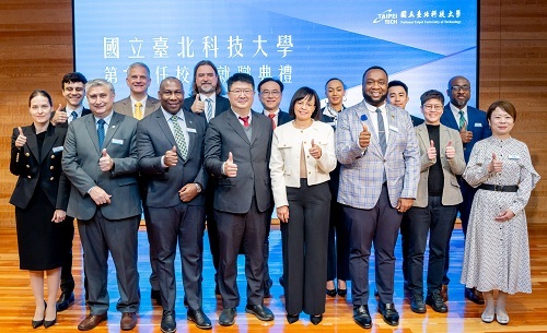 北科大校長任貽均與多位邦交國大使館、國際友人及駐台代表等合影。