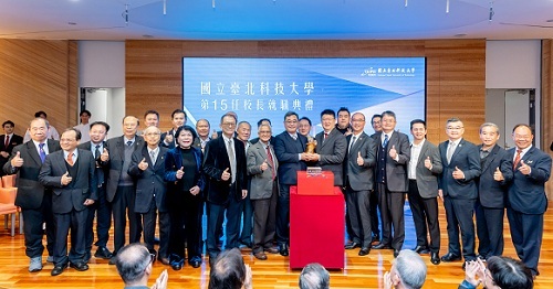 北科大校友總會與各地區校友會理事長共同致贈禮品予北科大校長任貽均。