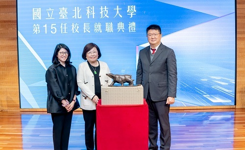 北科大校友總會前總會長徐明德夫人薛蓓莉女士致贈雕塑作品「台灣水牛」予北科大校長任貽均。