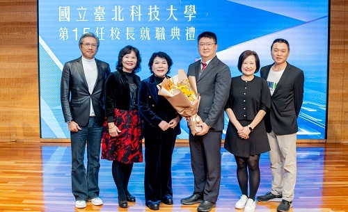 北科大華東區校友會上海區會長王淑華及校友代表獻花予北科大校長任貽均。