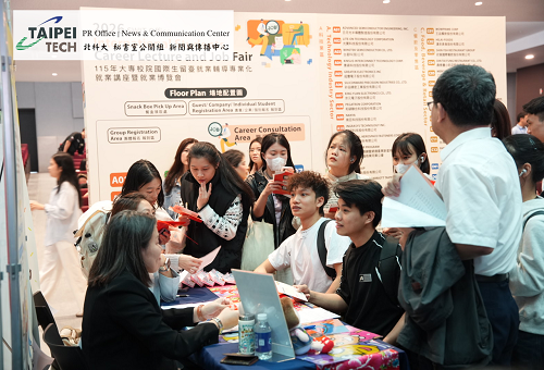 現場人潮洶湧，國際學生積極與企業代表交流