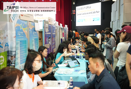 會場內絡繹不絕，國際學生自信穿梭各企業攤位